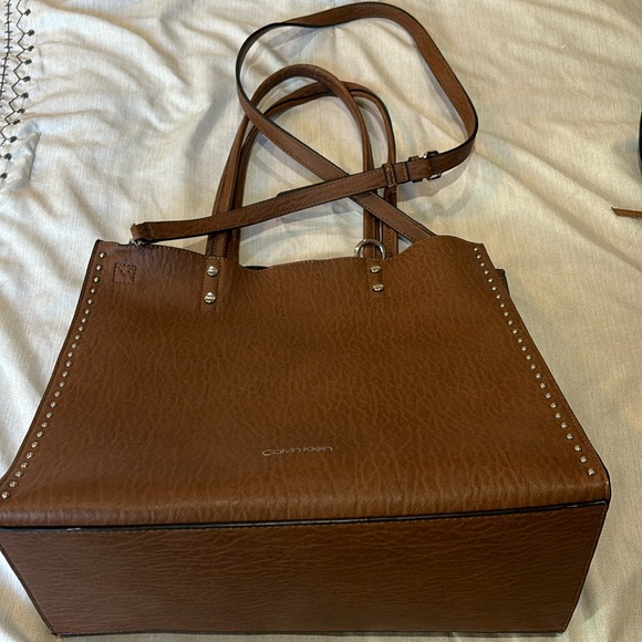 Calvin Klein Tote. Perfect for traveling - Picture 2 of 5
